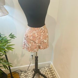 ❤️ Zara Women shorts in size a large